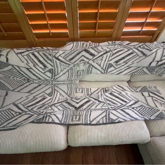 Gray and White Patterned Shawl - Picture 7 of 7